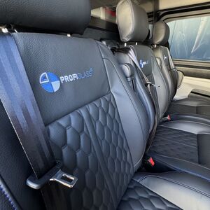 dubbele-cabine-met-stoelen