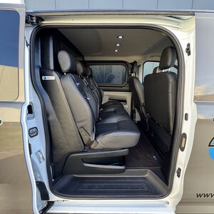 dubbele-cabine-met-stoelen