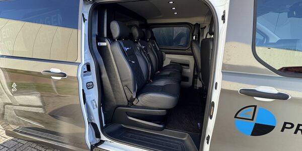 dubbele-cabine-met-stoelen