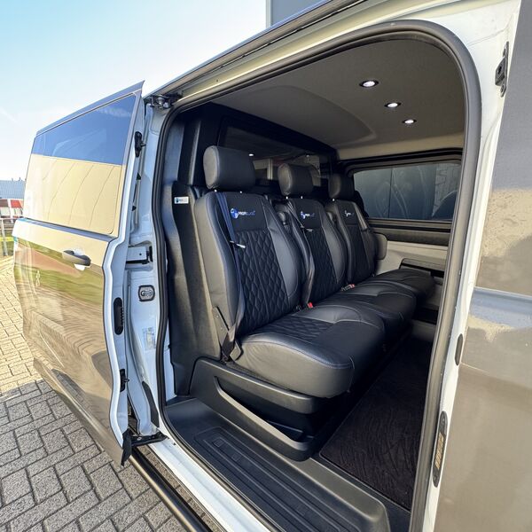 dubbele-cabine-met-stoelen